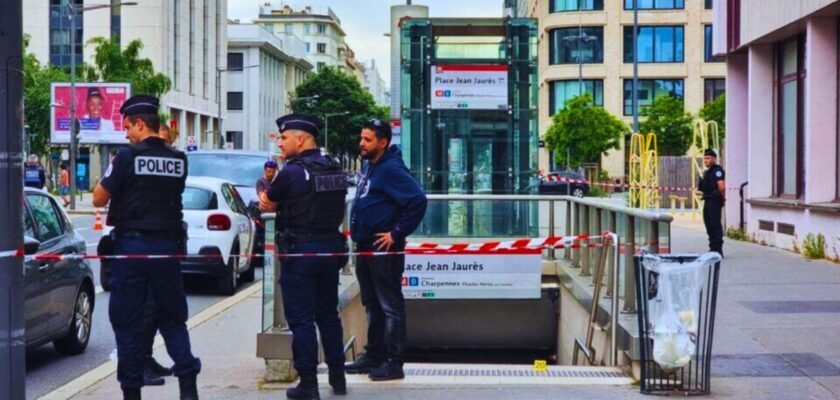 Une scène sécurisée par la police à l'entrée de la station de métro Place Jean Jaurès à Lyon