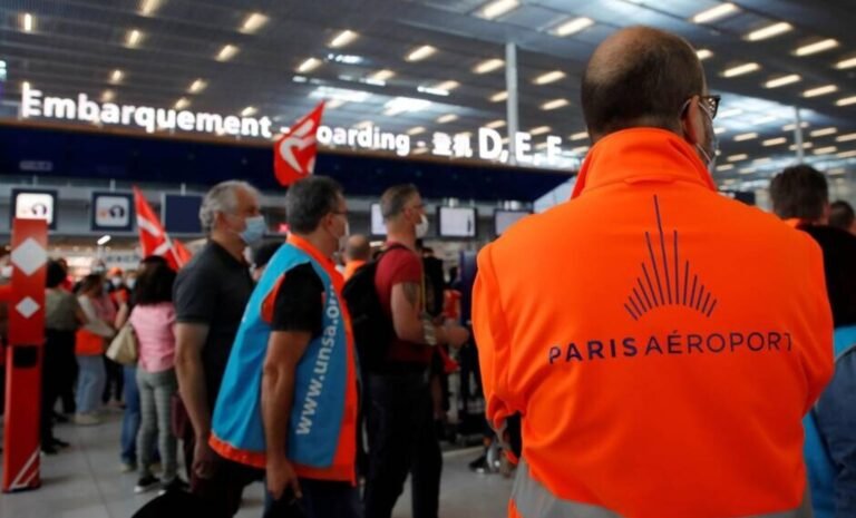 Aéroports parisiens en grève : Revendications syndicales au cœur du mouvement