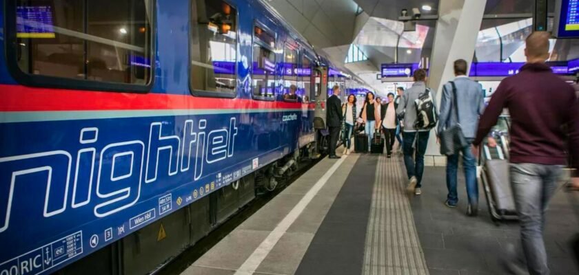 Des passagers s'apprêtant à prendre des trains de nuit