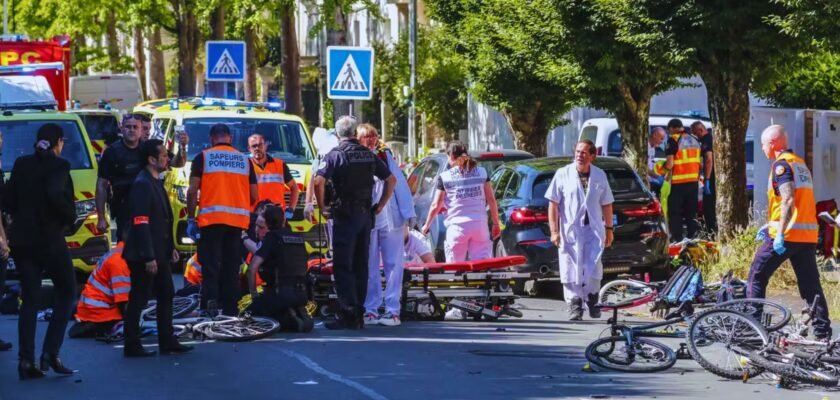 Des secours et policiers qui assistent des jeunes cyclistes accidentés à La Rochelle