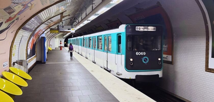 Ligne 11 du métro parisien, direction Mairie des Lilas