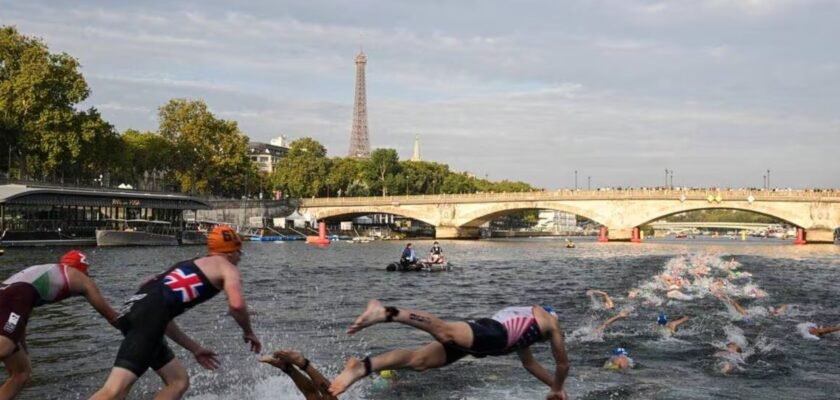 Des triathlètes plongent dans la Seine